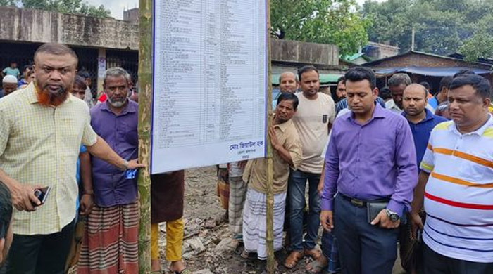 অতিরিক্ত টোলরোধে মহাস্থান হাটের রেট তালিকা দৃশ্যমান স্থানে জনগণের জ্ঞাতার্থে টাঙালো প্রশাসন