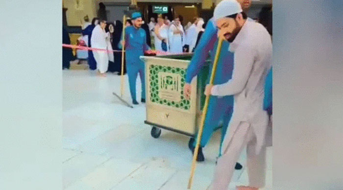 পবিত্র কাবার মেঝে পরিষ্কার করলেন রিজওয়ান