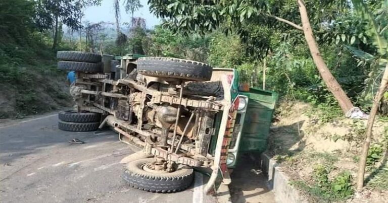 লামায় পিকআপ উল্টে প্রাণ গেল শ্রমিকের