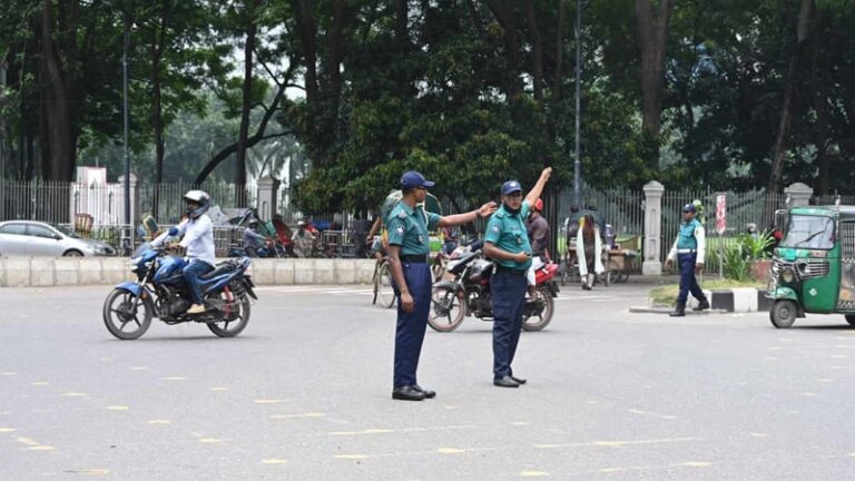 এক সপ্তাহ পর সড়কে ফিরল ট্রাফিক পুলিশ