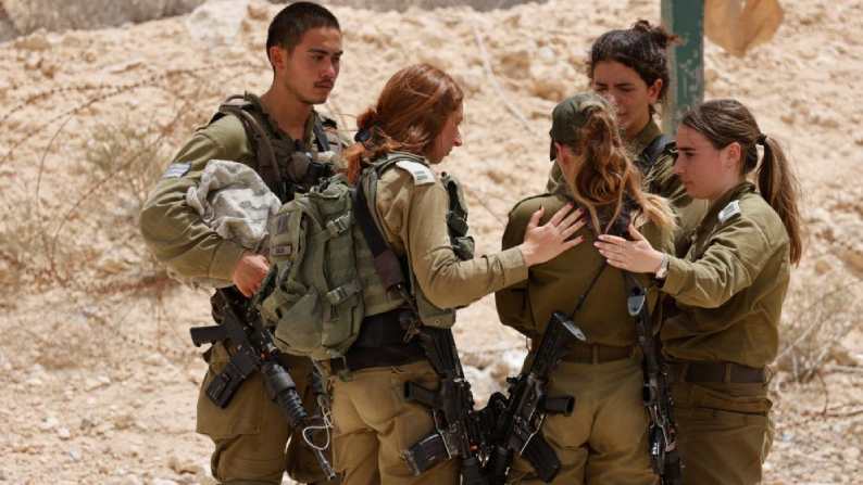 Israeli-teen-in-military-service-68fdc5f85dbf4 (1)