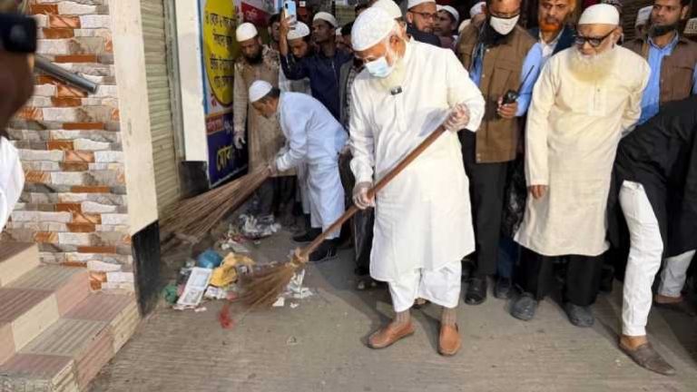 শপথের পরদিনই ঝাড়ু হাতে বিরোধীদলীয় নেতা শফিকুর রহমান